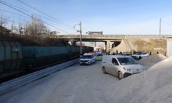 Yük treninin çarptığı genç hayatını kaybetti