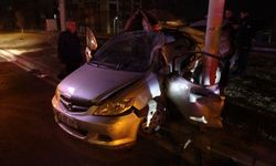 Kontrolden çıkan araç trambüs direğine çarptı: 1 ölü 1 ağır yaralı