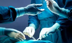 Ameliyat yaptığı sırada kalp krizi geçiren doktor hayatını kaybetti