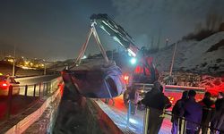 Hakkari’de kontrolden çıkan otomobil su kanalına düştü: 1 yaralı