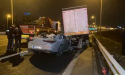 Otomobil tırın altına girdi: 2 kişi öldü 1 kişi ağır yaralandı!