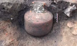 Evin altını kazdılar, 90 kiloluk hazine gün yüzüne çıktı