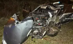 Refüje çarpan araç şarampole uçtu: Hurdaya dönen araç 2 gence mezar oldu!