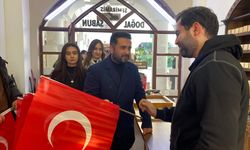 Van'da AK Parti Gençlik Kolları Teşkilat üyeleri esnafa Türk bayrağı hediye etti!