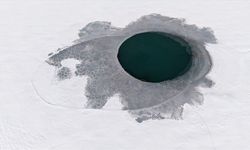 Soğuk hava Van Gölü'nü dondurdu