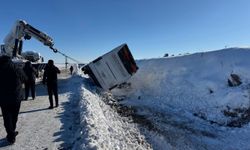 Van’a ait yolcu otobüsü devrildi: Yaralılar var!