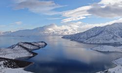 Van Gölü'nün masmavi suları karla buluştu