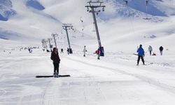 Yoğun kar yağışı Van’ın kayak merkezini yeniden hareketlendirdi