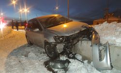 Van’da kontrolden çıkan otomobil istinat duvarına çarptı: 3 kişi yaralandı!