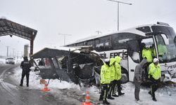 Van’a gelen yolcu otobüsü polis noktasına daldı: 4 polis yaralandı!