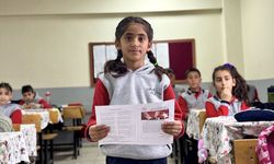 Üç yıl yalnız okuyan Vanlı Hasret, yeni okulunda arkadaşlarıyla ilk karnesini aldı
