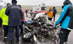 Yolcu otobüsü ile otomobil kafa kafaya çarpıştı: aynı aileden 3 kişi öldü, 3 kişi yaralandı!