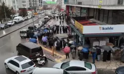 Türkiye’de günün karesi Van’dan: Metrelerce uzayan kuyrukta çileli bekleyiş!