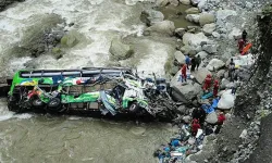 Katliam gibi kaza! Yolcu otobüsu nehre uçtu: 17 ölü, 20 yaralı!