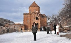 Sanatçı Hülya Koçyiğit, Akdamar Adası'nı gezdi