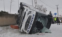 Van otobüsü devrildi: 16 yaralı