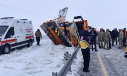 Van’da kar küreme aracı refüje çarptı: 1 işçi öldü, 1 işçi ağır yaralandı!