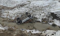 Van'da otomobil dereye uçtu: Yaralılar var