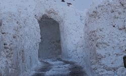 Van’da çığ sonrası yol açma çalışmalarında kardan tünel oluştu