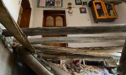 Van’da 2 katlı evin toprak damı çöktü