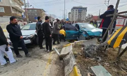 Van'da iki otomobil kafa kafaya çarpıştı, 5 kişi yaralandı!