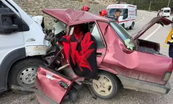 Minibüs ile otomobil kafa kafaya çarpıştı: Genç çift öldü, 4 kişi yaralandı!