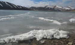 Zernek Barajı'ndaki dalgalar donarak kristalleşti!