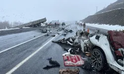 Van-Tatvan karayolunda tır ile otomobil çarpıştı: 2 kişi öldü, 5 kişi yaralandı!