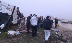 Yolcu otobüsü devrildi: 2 ölü, 23 yaralı