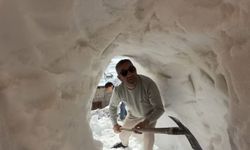 Vanlılar açtıkları kar tünelleriyle günlük hayatlarını sürdürüyor