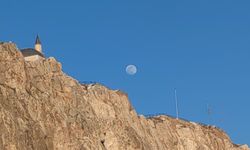 Van’da tarih ve doğa tek karede: İşte şişkin Ay'dan seyirlik manzara...