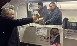 Muradiye’de teravih sonrası lokma ikramı