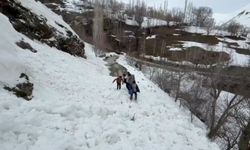 Van’da çığ alarmı: 3 aydır kapalı olan yola çığ düştü, yol yeniden ulaşıma kapandı!