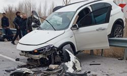 Van’da kontrolden çıkan otomobil bariyerde asılı kaldı: 4 kişi yaralı!