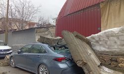 Van’da istinat duvar aracın üzerine yıkıldı