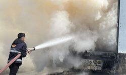 Van'da seyir halindeki tırın dorsesinde çıkan yangın söndürüldü