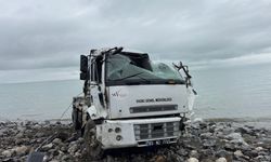 Van’da kurum aracı Van Gölü’ne uçtu: 1 kişi yaralandı!