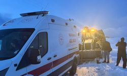 Hasta almaya giden sağlık ekibi karda mahsur kaldı!