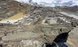Van’da yol yarıldı, dağ aşağı indi: Van-Hakkari karayolunda korkunç görüntüler!