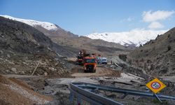 Sağanak ve heyelan Van-Hakkari kara yolunu vurdu: 3 gündür ulaşım yok!