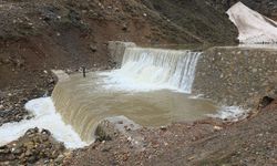 Van’ı sağanak yağış vurdu, ilçe merkezi risk altında!