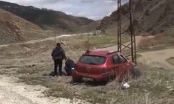 Van-Yüksekova karayolunda otomobil elektrik direğine çarptı: 1 ölü, 1 ağır yaralı!