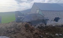 Van'da trafik kazası: Araç ok gibi duvara saplandı