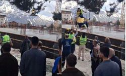 Vanlı işçinin kafasına beton mikserinin pompa borusu düştü!