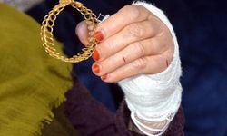 85 yaşındaki komşusunun ellerini keserek bileziklerini çaldı!