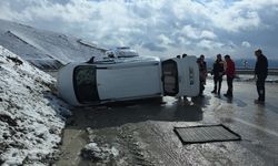 Van’da kamyonet devrildi: Yaralı var!