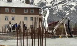 Vanlı işçinin kafasına beton mikser pompa borusu düştü!