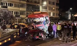 Katliam gibi kaza! Tır iki otomobile çarptı: 5 kişi öldü, 6 kişi yaralandı!