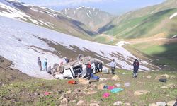 Hakkari'de minibüs şarampole devrildi: 1 kişi öldü, 6 kişi yaralandı!