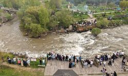 Dünyada sadece Van’da yaşanıyor: Bayramda binlerce kişi akın etti